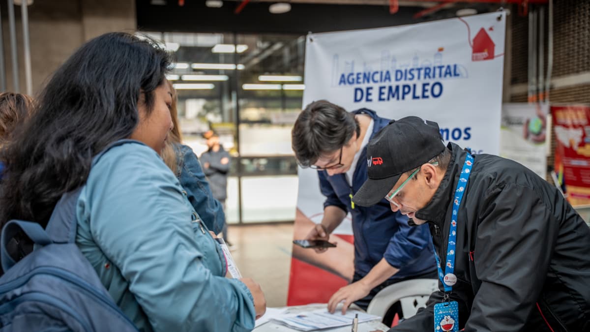 Bogotá abre 1.900 empleos en Engativá: la Agencia Distrital lleva su unidad móvil al centro comercial