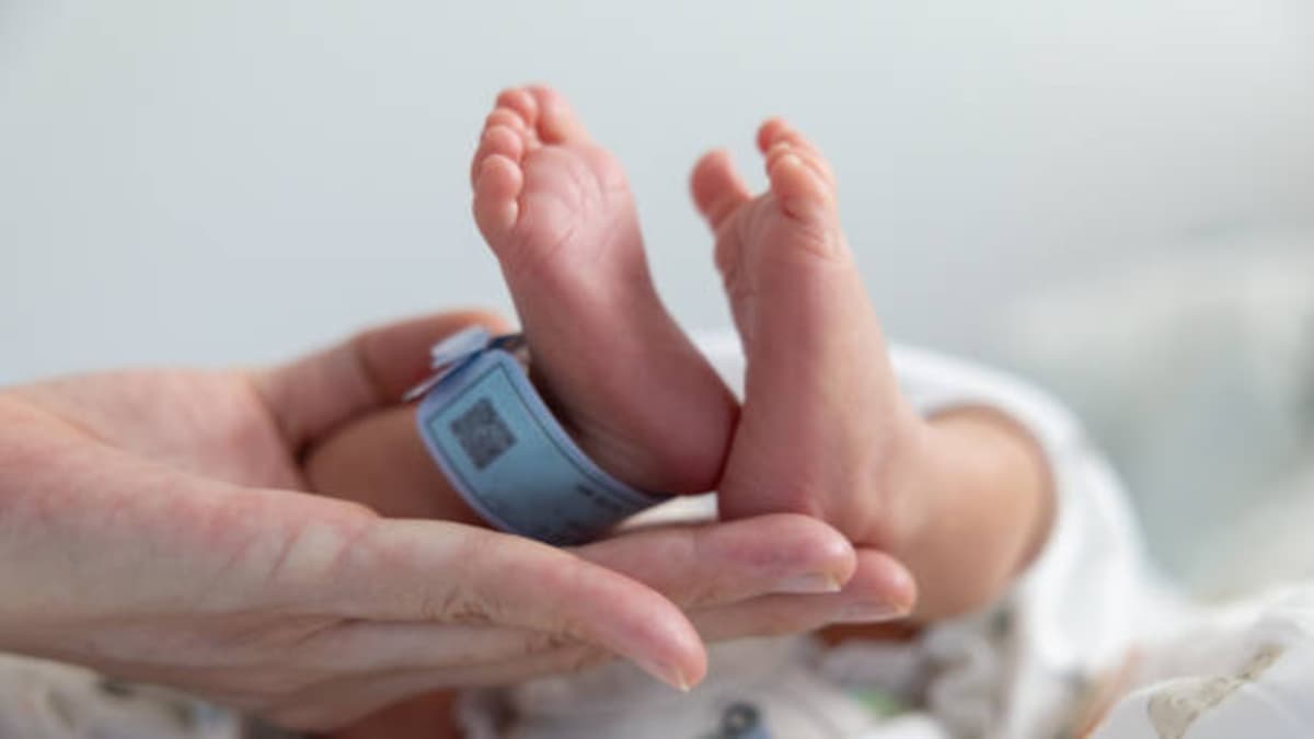 Bebé recién nacido rescatado de una bolsa de basura en El Rosal tras alerta de vecinos