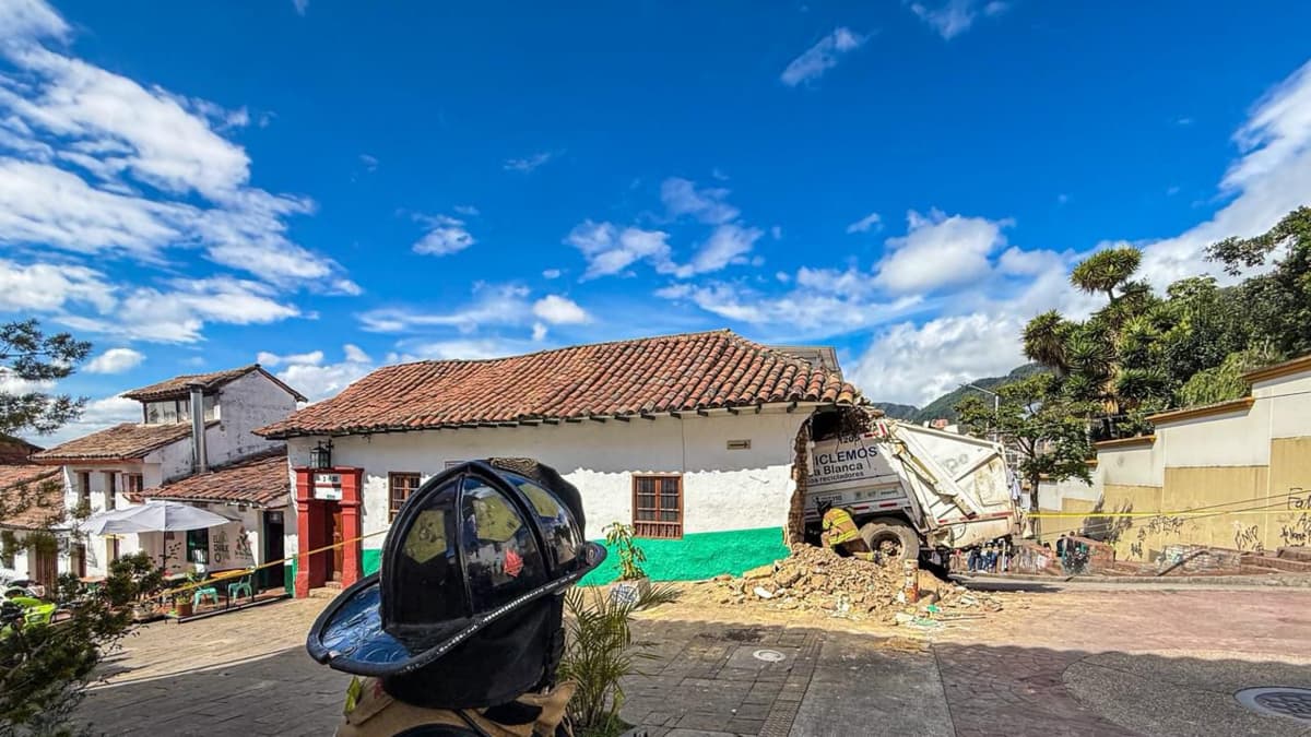 Camión de basura se incrusta en casa del centro de Bogotá: sin frenos, la principal hipótesis