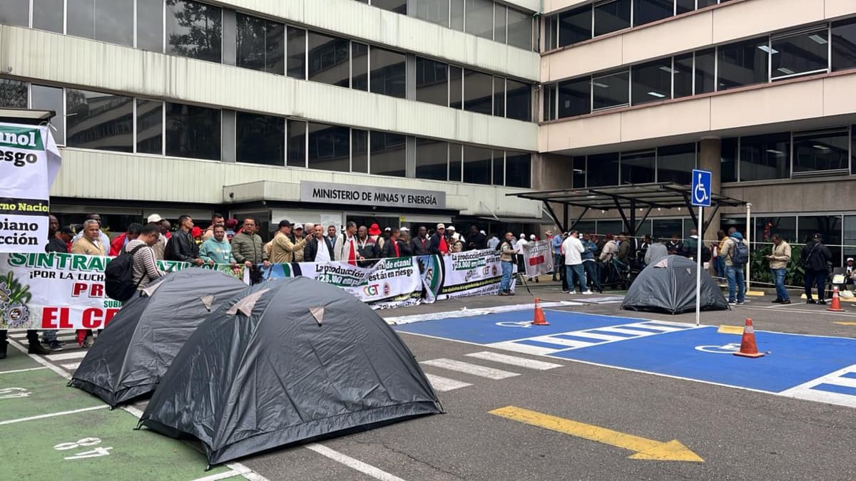 Trabajadores de palma y caña bloquean Ministerio de Minas por crisis del etanol nacional