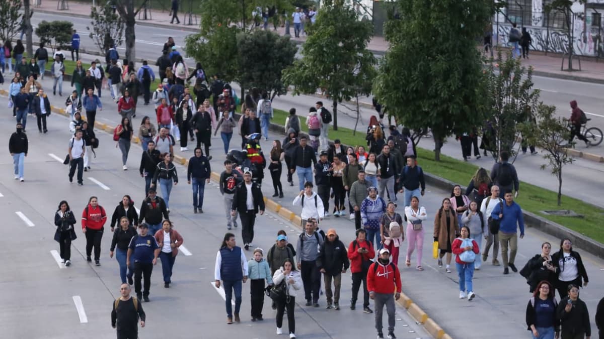 Bogotá paralizada: cinco protestas en tres días saturan TransMilenio y vandalizan estaciones