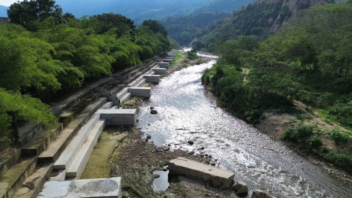 Girón estrena muro de contención para proteger a 15 mil familias de nuevas avalanchas