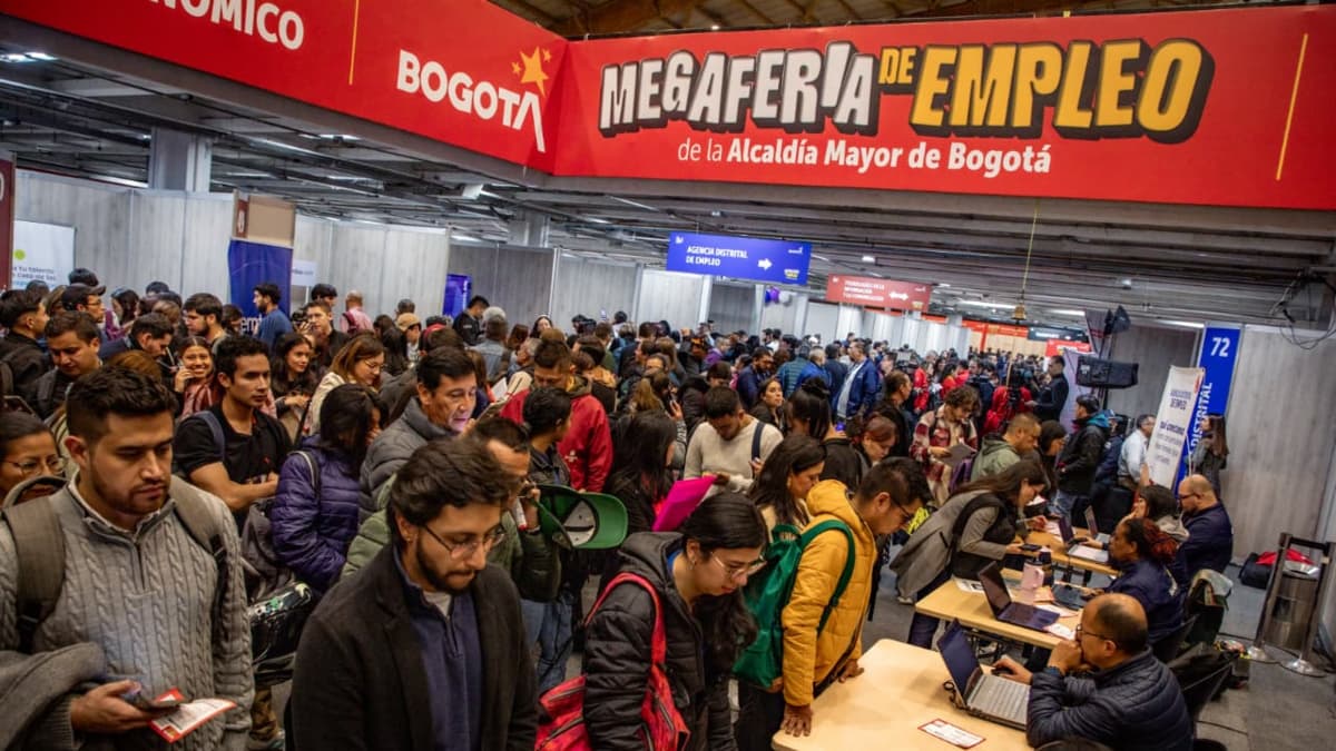 Miles en fila por empleo: la historia de Julián, quien lucha por estabilidad laboral con ataxia cerebral