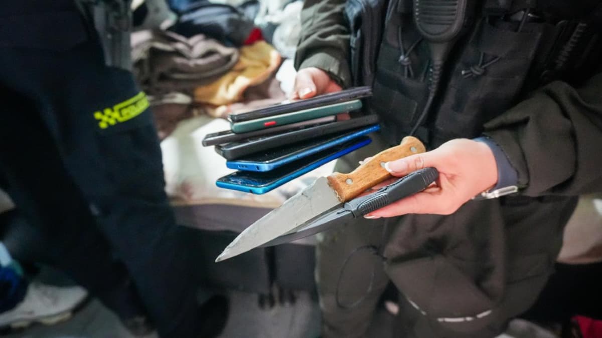 Operativo en La Capuchina: autoridades incautan 15 celulares hurtados y clausuran pagadiario por armas