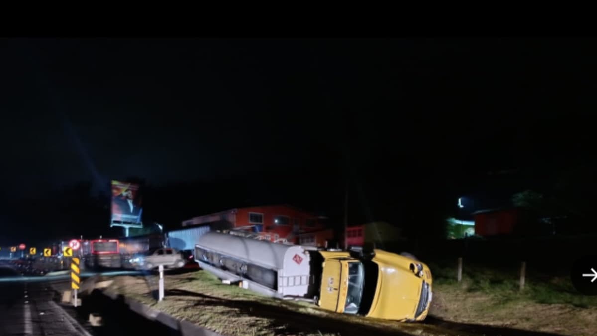 Tractocamión se vuelca en la vía Bogotá-Villavicencio: cierran completamente la carretera por derrame de combustible