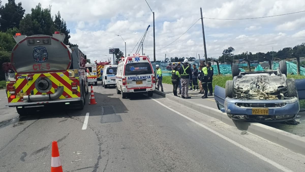 Auto se voltea en Autopista Norte con calle 235: caos vehicular en la mañana de domingo