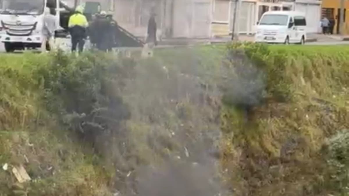 Motociclista quema su propia moto en Bogotá tras ser multado por circular en andén