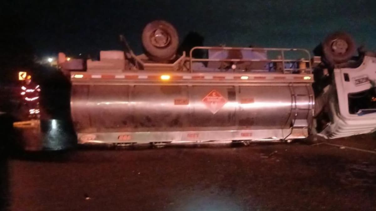 Camión cisterna se volcó en Cajicá-Zipaquirá: combustible llegó a quebrada y cierran vía en ambos sentidos