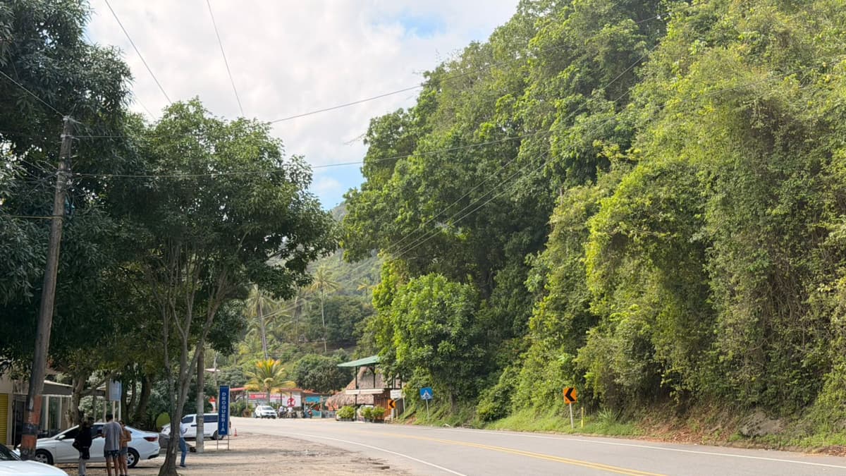 Desesperados por el colapso, comunidades del Tayrona cierran peaje y exigen soluciones a la crisis