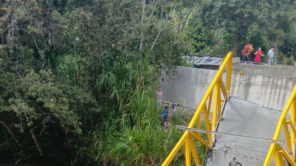 Colapsa estructura metálica en Boyacá: varios obreros heridos al caer al río durante construcción de puente