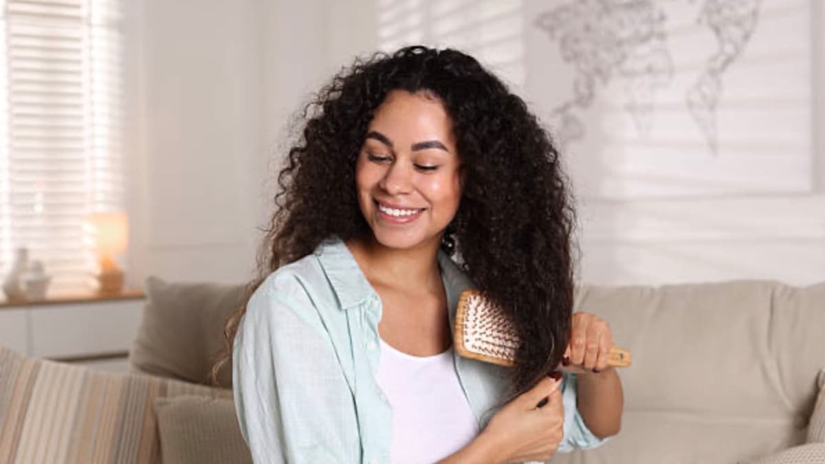 Científicos descubren que el pelo no crece como creíamos: lo "jalan" células en movimiento