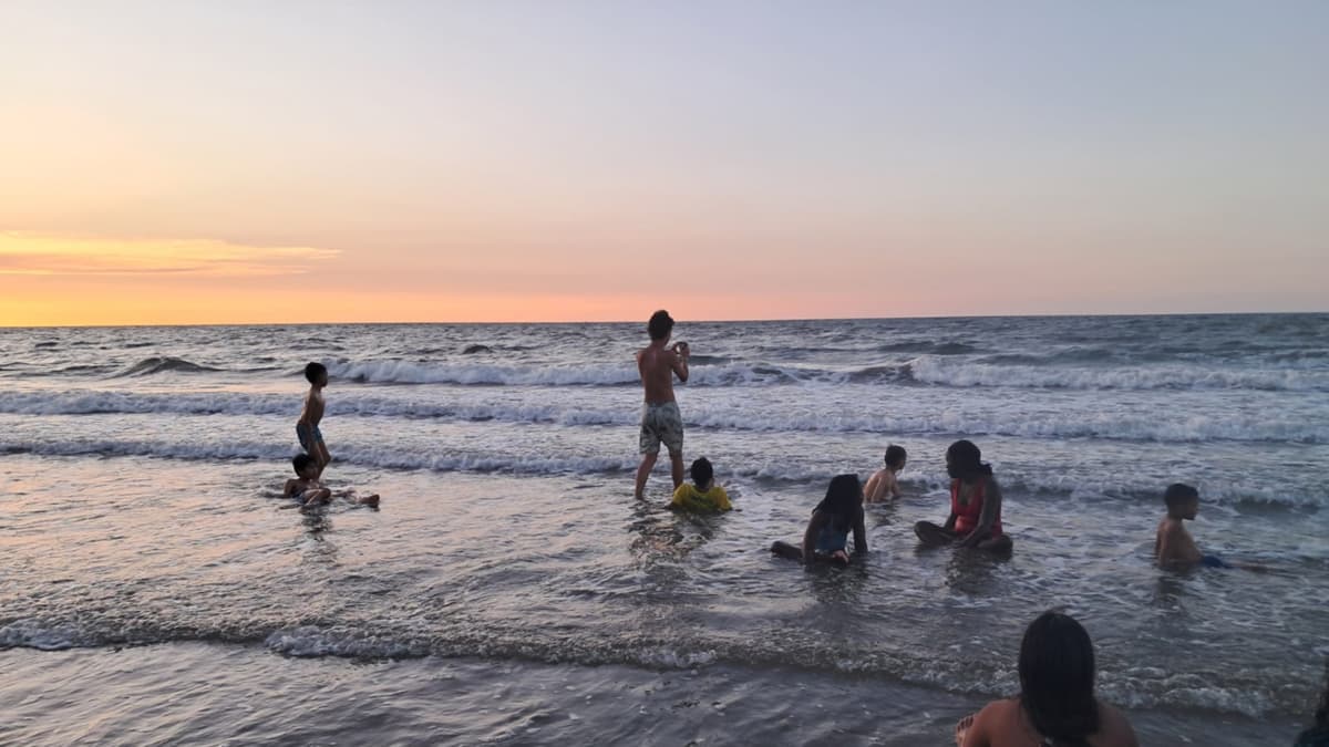 Niños del Centro El Refugio vieron el mar por primera vez y no quisieron irse