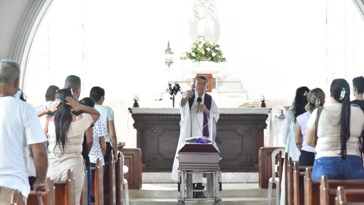 Sacerdote desafiante oficia misa mientras juez inspecciona cementerio en Santa Marta