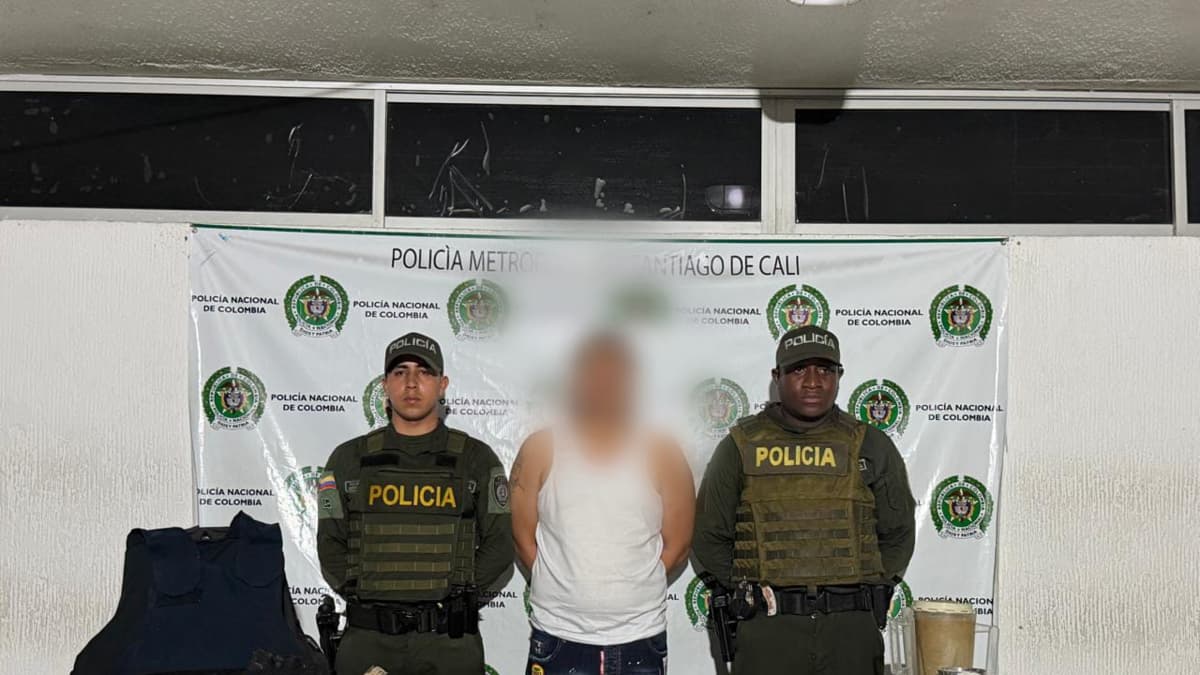 Capturan a alias el Flaco: microtraficante que escondía armas y drogas en el techo de su cocina en Cali