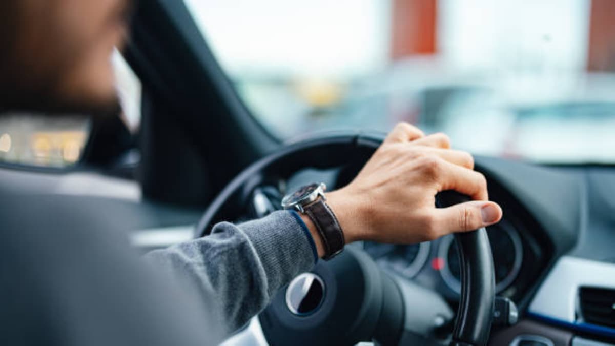 Los autos se dedigitalizan: China y EE.UU. frenan la tecnología que nadie pedía