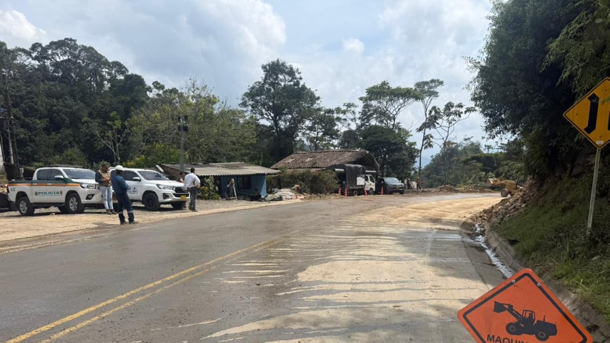 Reabre la vía Medellín-Bogotá con tránsito controlado tras remover 60 mil toneladas de tierra