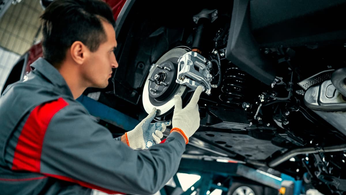 Mecánicos automotrices: demanda laboral de lunes a viernes en Bogotá, Medellín, Cali y Cúcuta