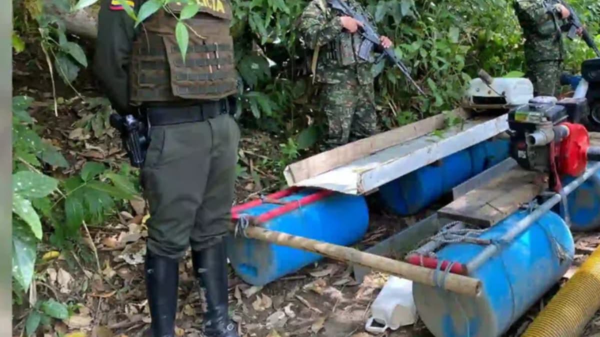 Ejército detiene minería ilegal de oro en río de Quindío y destruye equipos de extracción