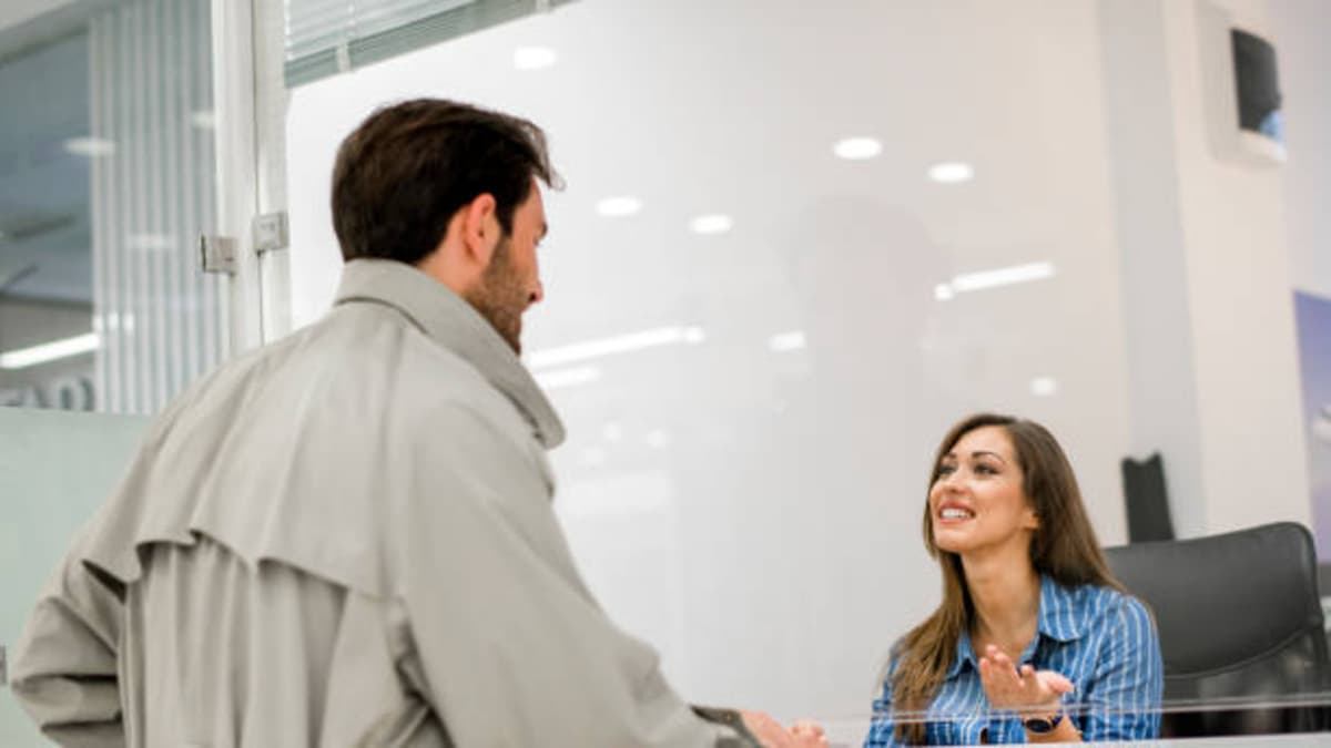 Estudiar afuera cuesta más: cómo evitar sorpresas de comisiones al pagar matrícula internacional