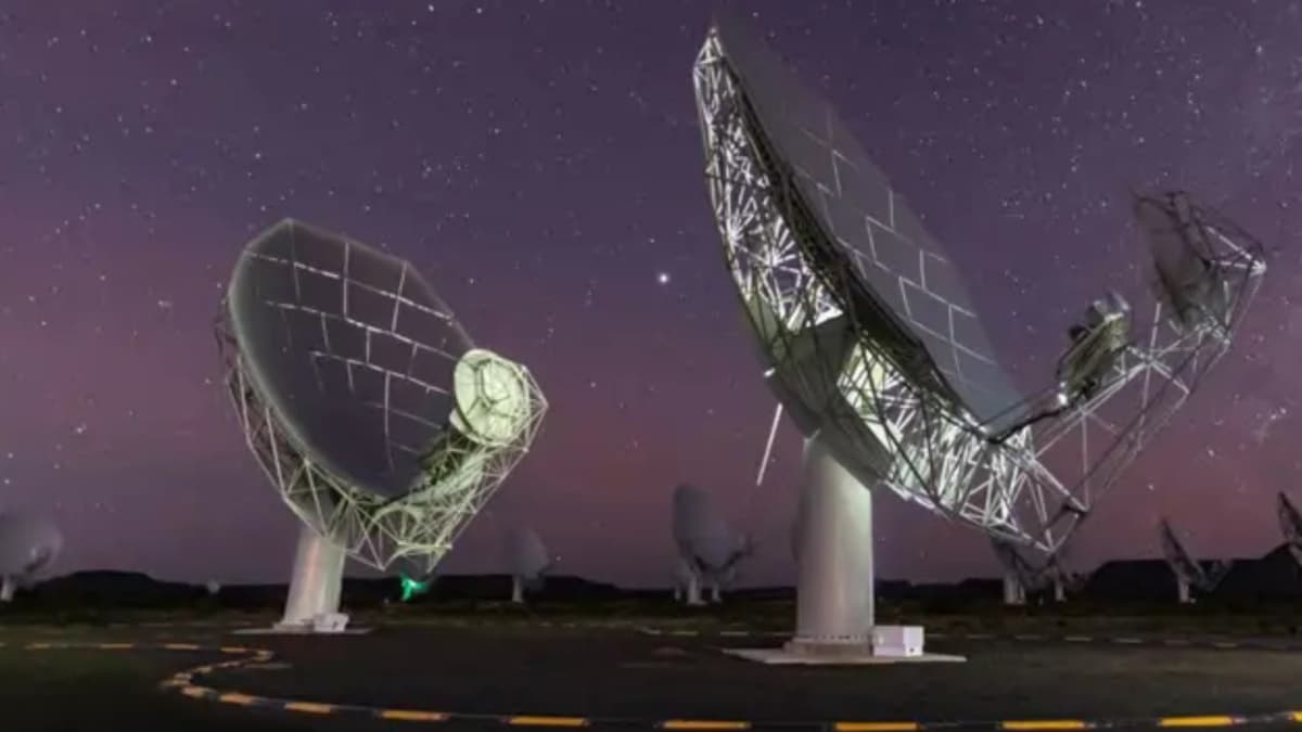 Astrónomos detectan potente emisión de radio cósmica desde una colisión de galaxias a 8 mil millones de años luz