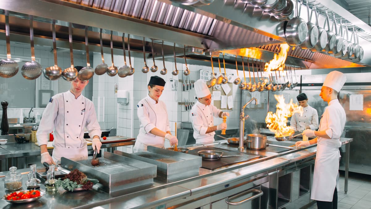Gastronomía en Colombia abre vacantes: qué buscan hoy los restaurantes y hoteles