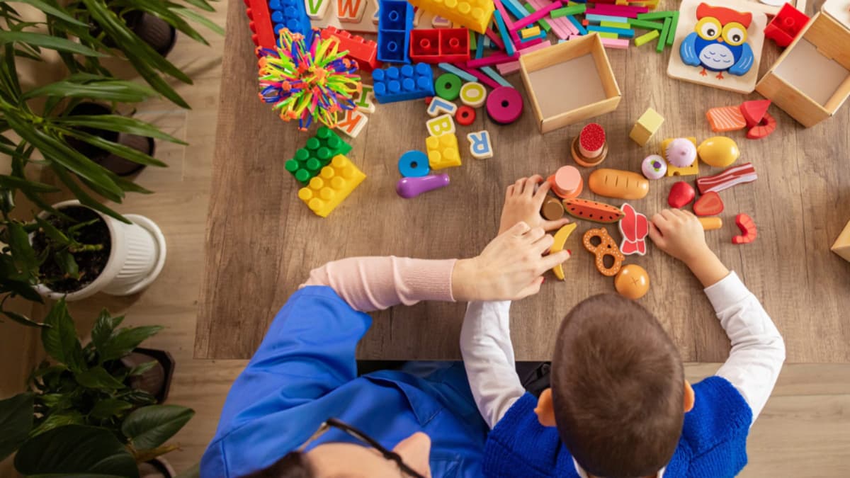 Estimulación cerebral podría reducir autolesiones en niños con autismo, según estudio inicial