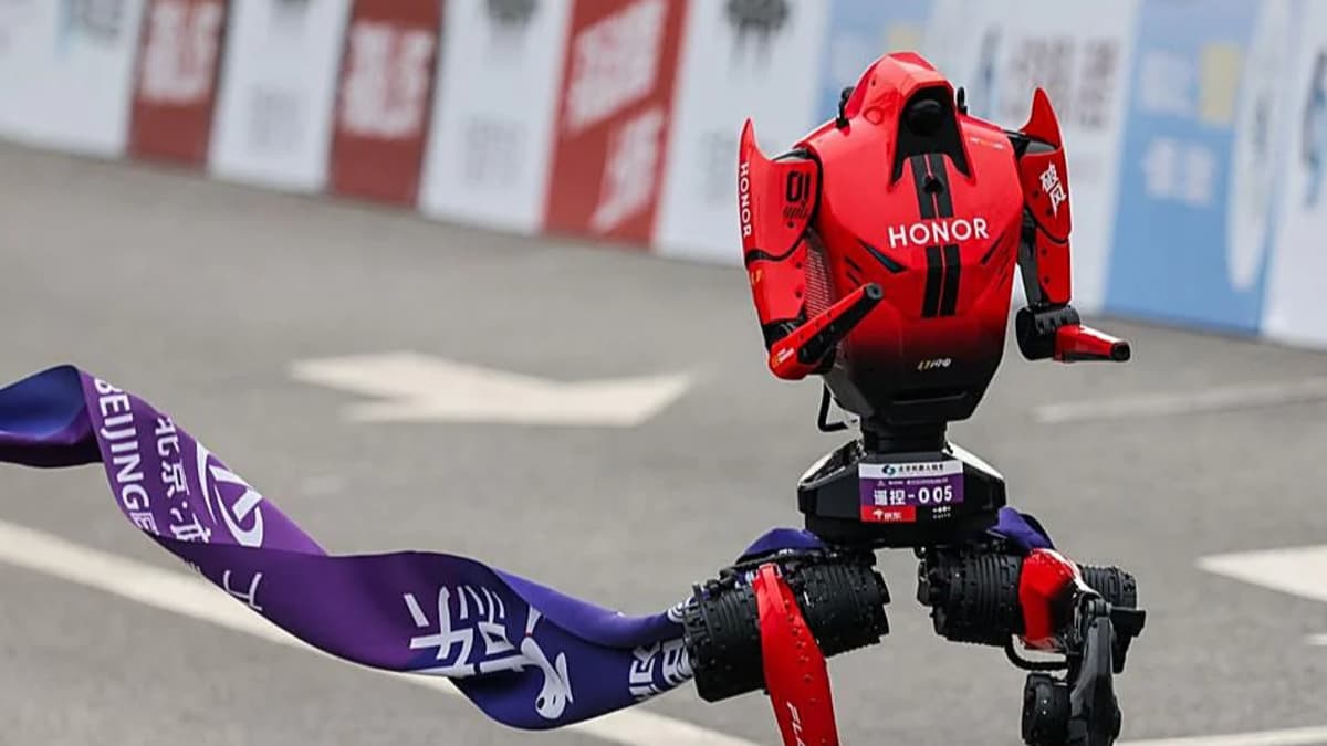 Un robot chino corre media maratón en menos de 50 minutos y deja atrás a los humanos