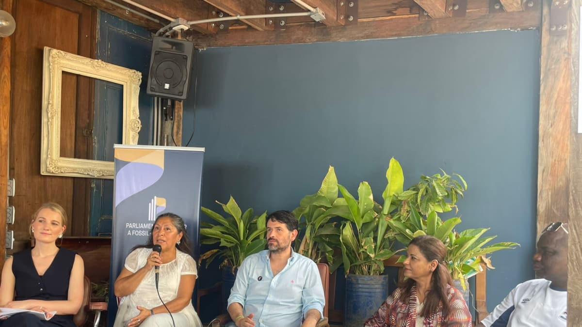 Parlamentarios de 35 países piden girar dinero global hacia energías limpias desde Santa Marta
