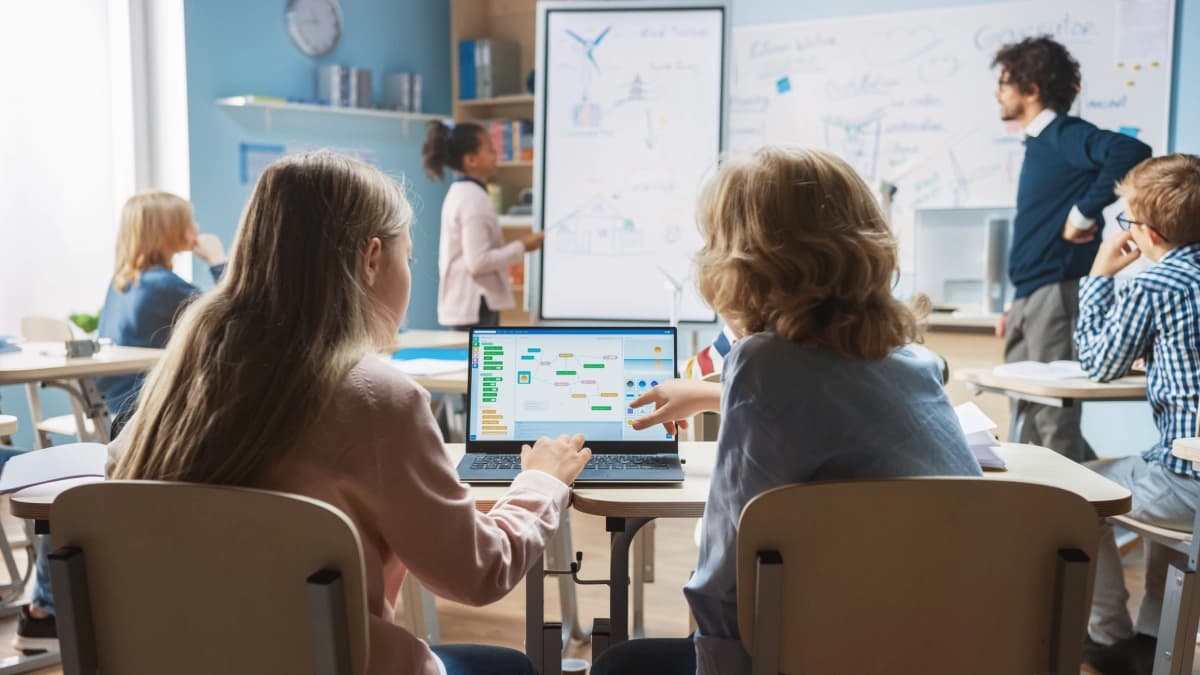 Colombia rezagada en tecnología educativa: conectividad y capacitación docente, sus mayores deudas