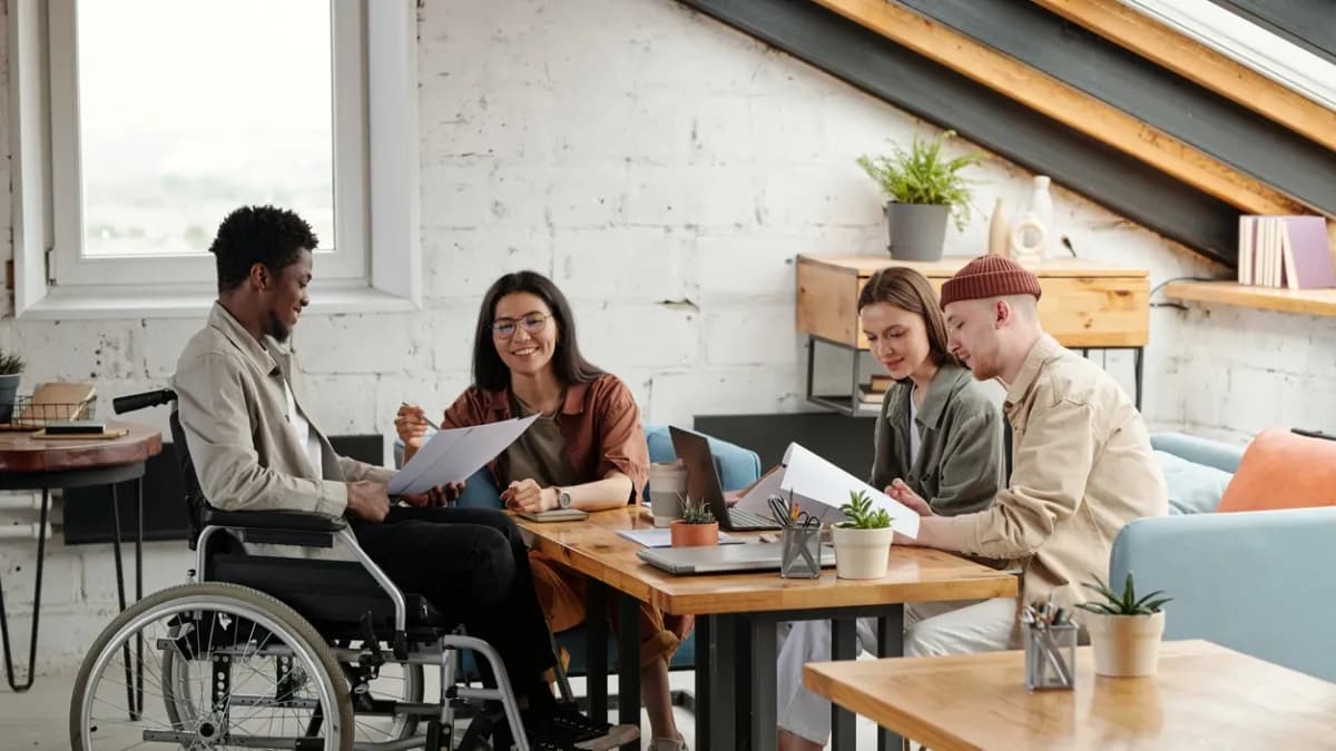 Grupo Aval abre 30 vacantes para personas con discapacidad en tecnología, atención al cliente y administración