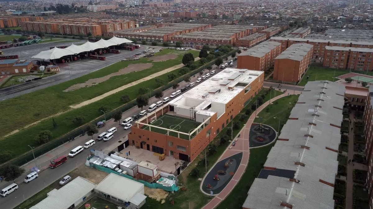 Colegio de Kennedy compite por premio mundial al transformar castigo en diálogo entre estudiantes