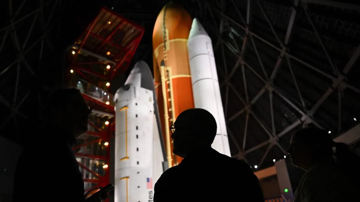 El transbordador Endeavour vuelve a su posición de lanzamiento en museo de California