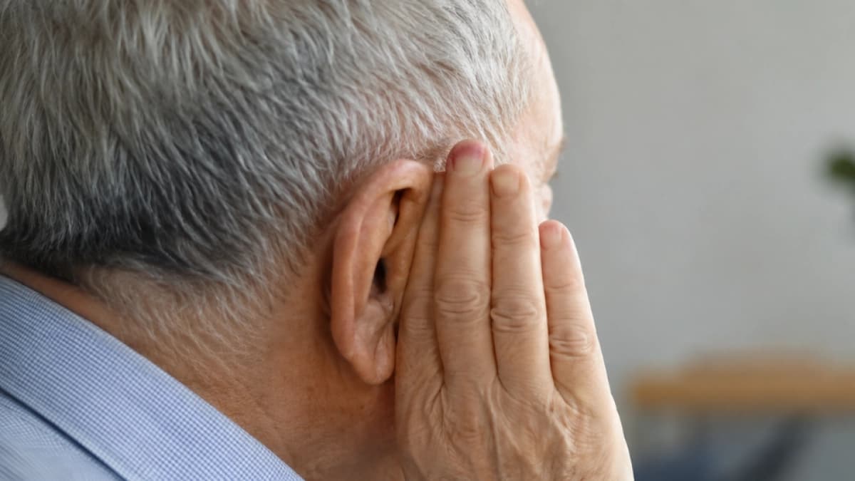 La pérdida de audición sin tratar puede afectar la memoria y aumentar riesgo de demencia