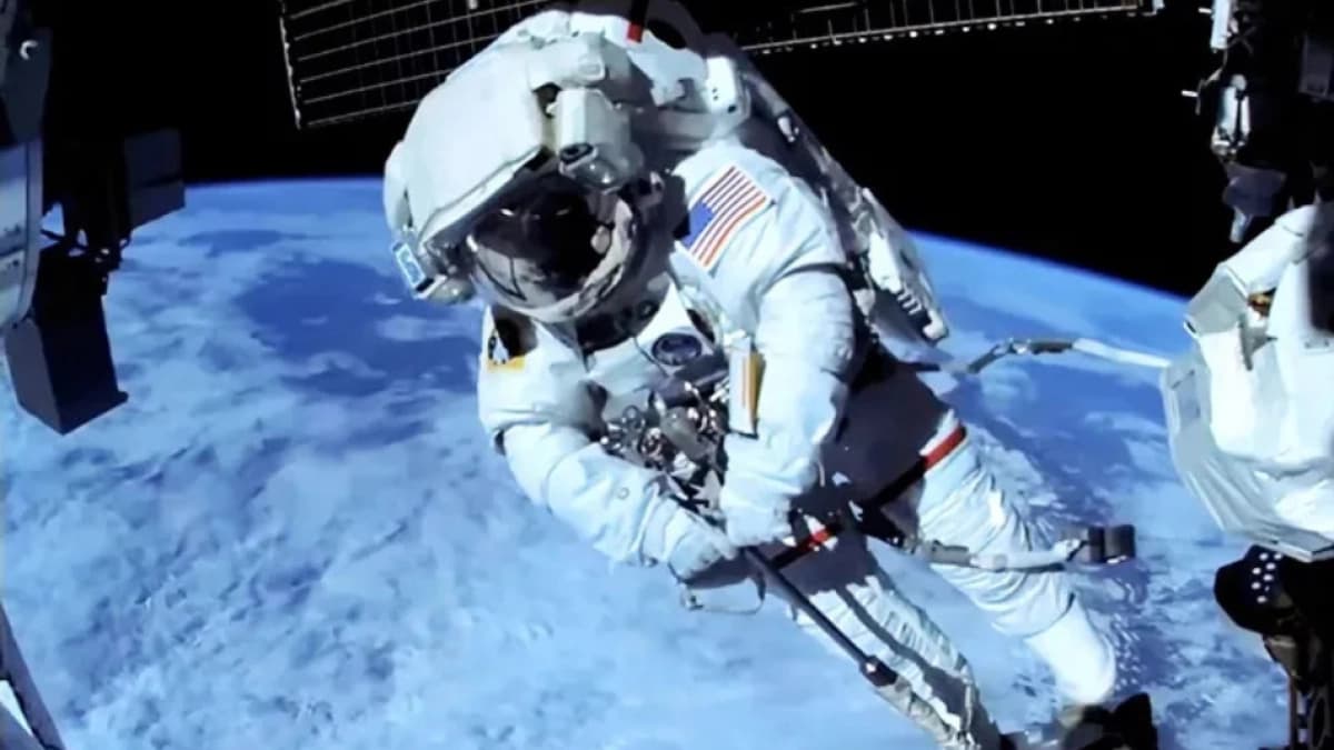 Astronautas de la Nasa reparan el brazo robótico de la Estación Espacial en una caminata de 7 horas