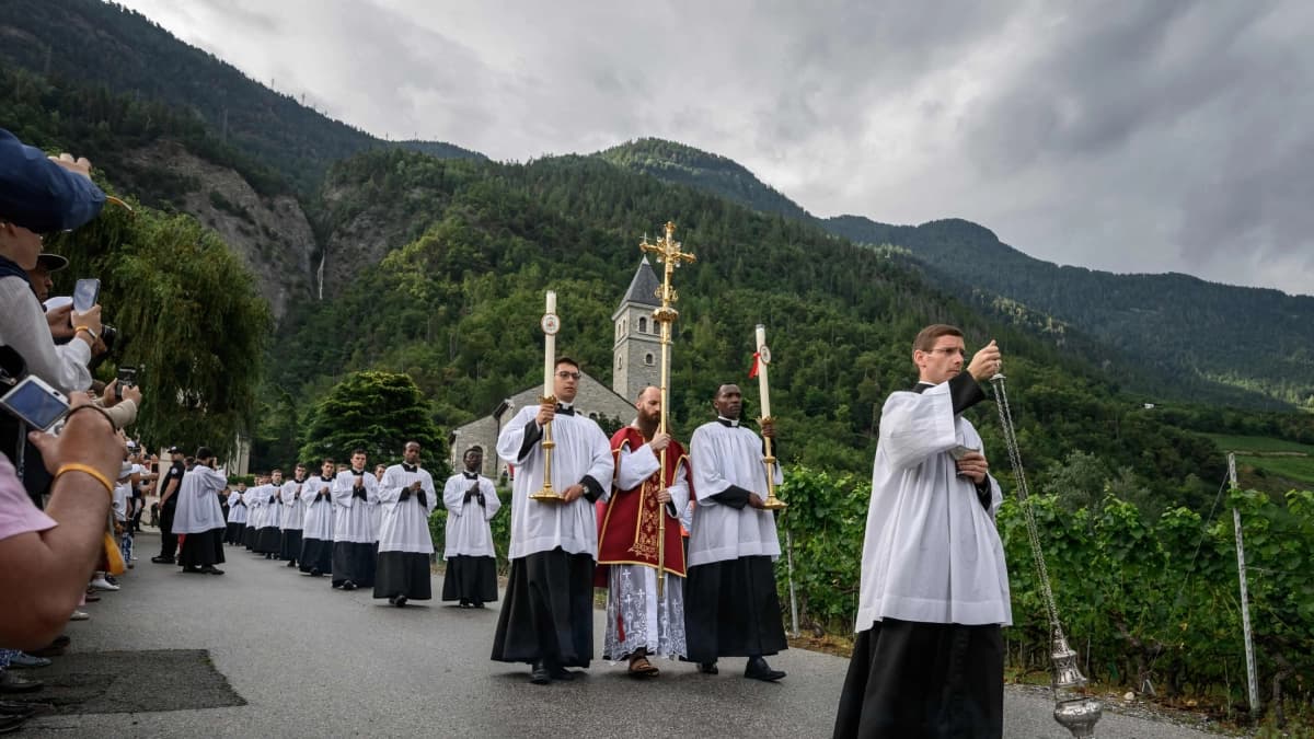 Vaticano excomulga a seis obispos de grupo ultratradicionalista católico