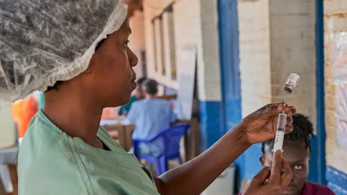 Uganda despliega 50 expertos en salud para frenar brote de ébola en Congo