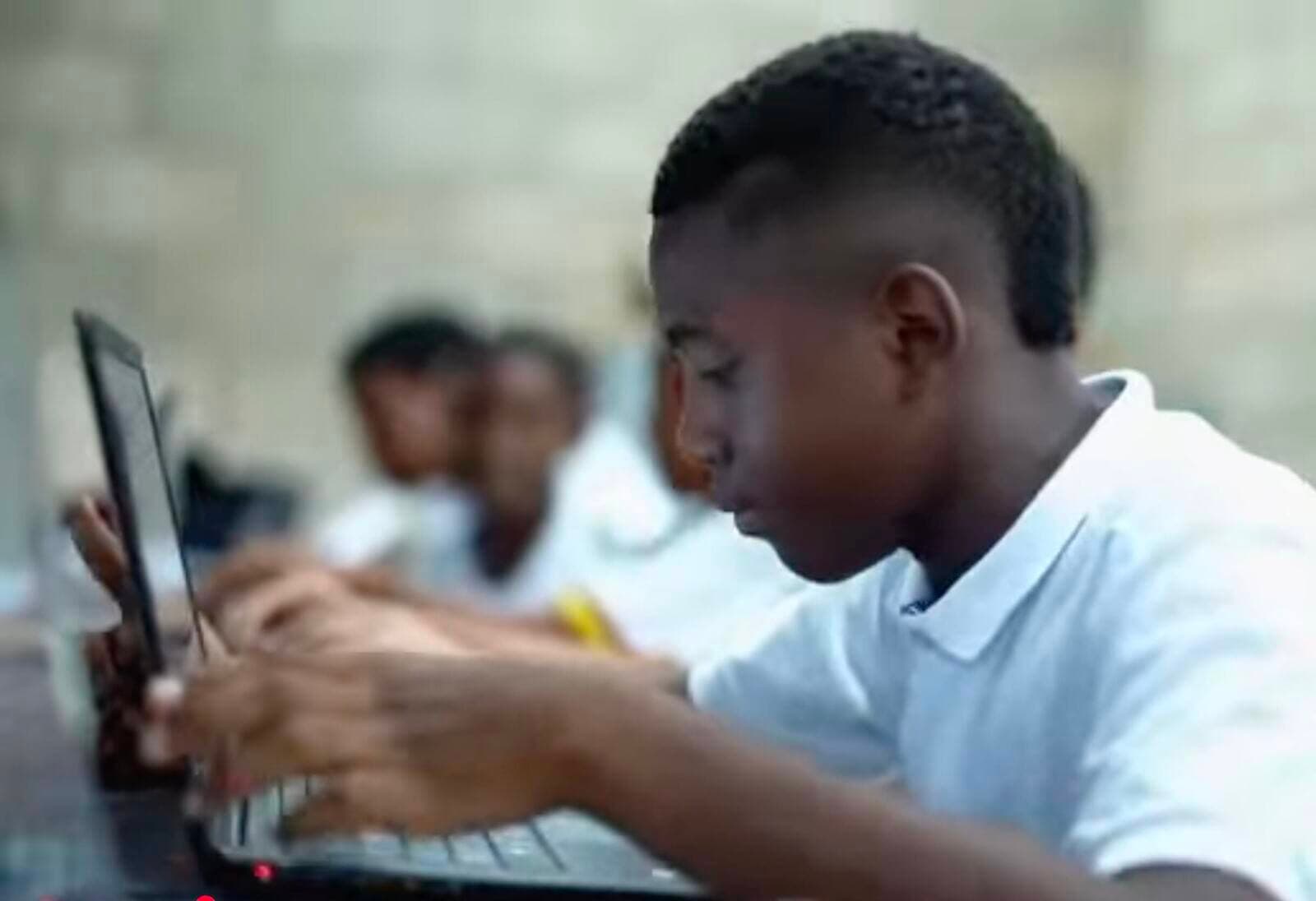 85 colegios rurales de Colombia reciben computadores y laboratorios de innovación para cerrar brecha educativa