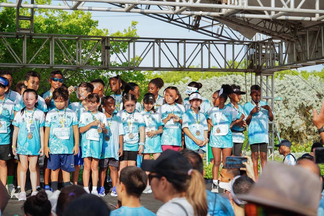 Cientos de niños corren en la XVII Vuelta Atlética de San Andrés en celebración de su día