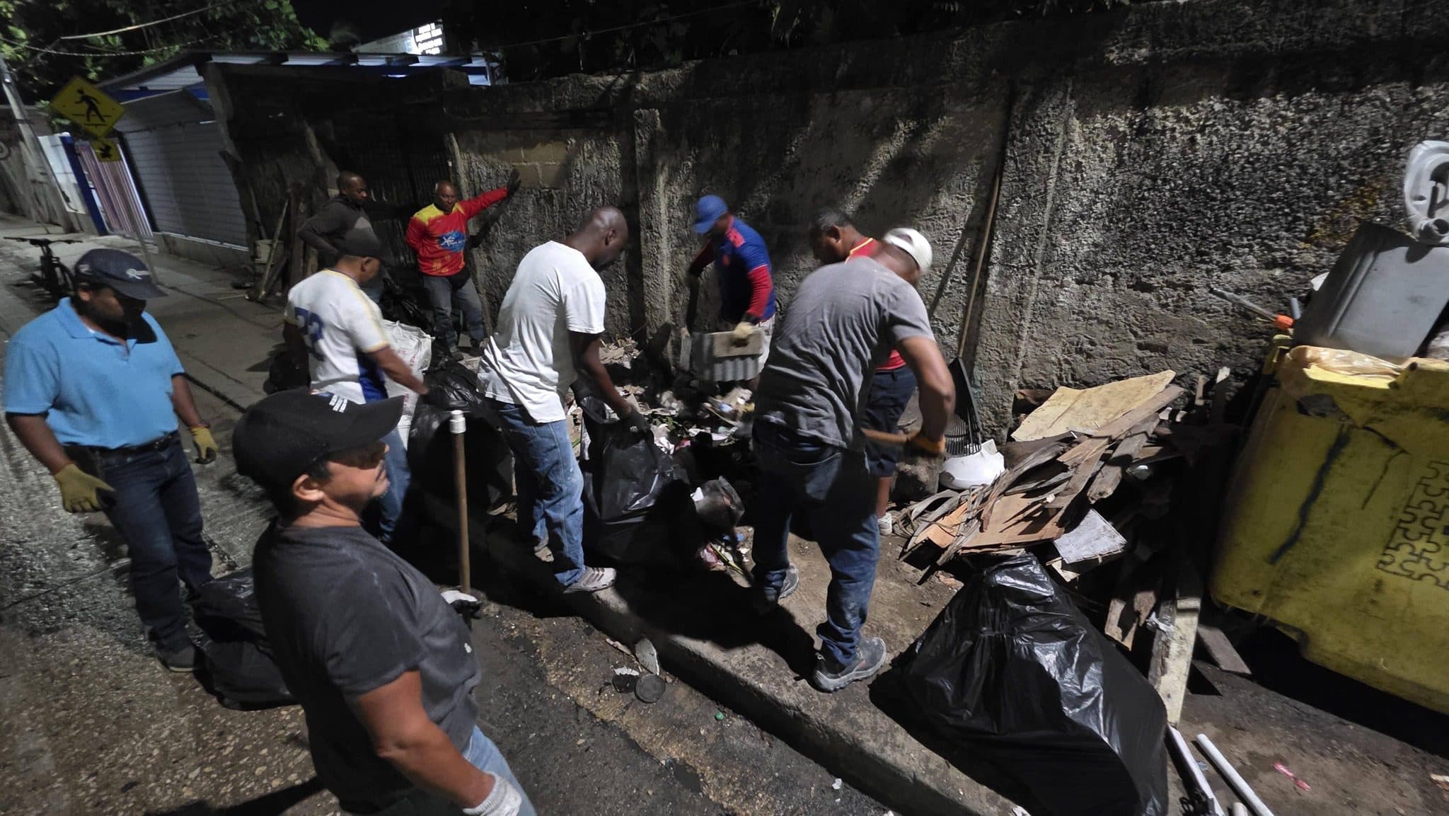 Gobernación recolecta 300 kilos de basura acumulada en El Cliff con jornada de limpieza