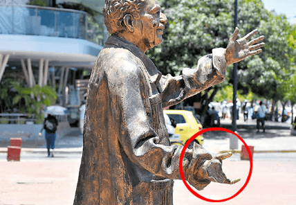Vandalizan escultura de García Márquez en Santa Marta: le cercenaron tres dedos