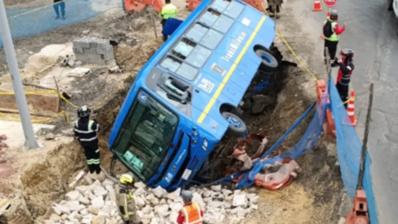 Bus del SITP se volcó en obras de la 68: tres heridos tras caer en profunda excavación