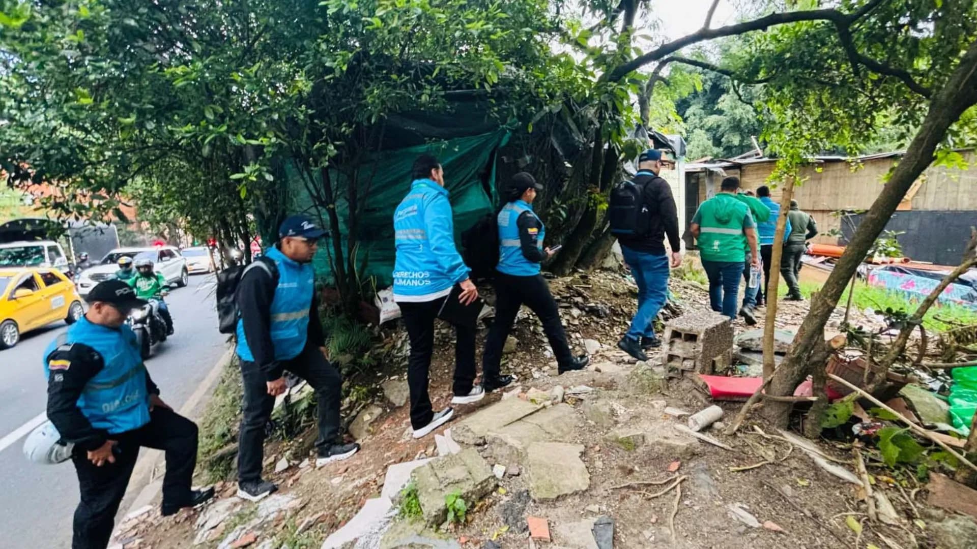 Desmontan diez construcciones ilegales a orillas de la quebrada La Iguaná en Medellín