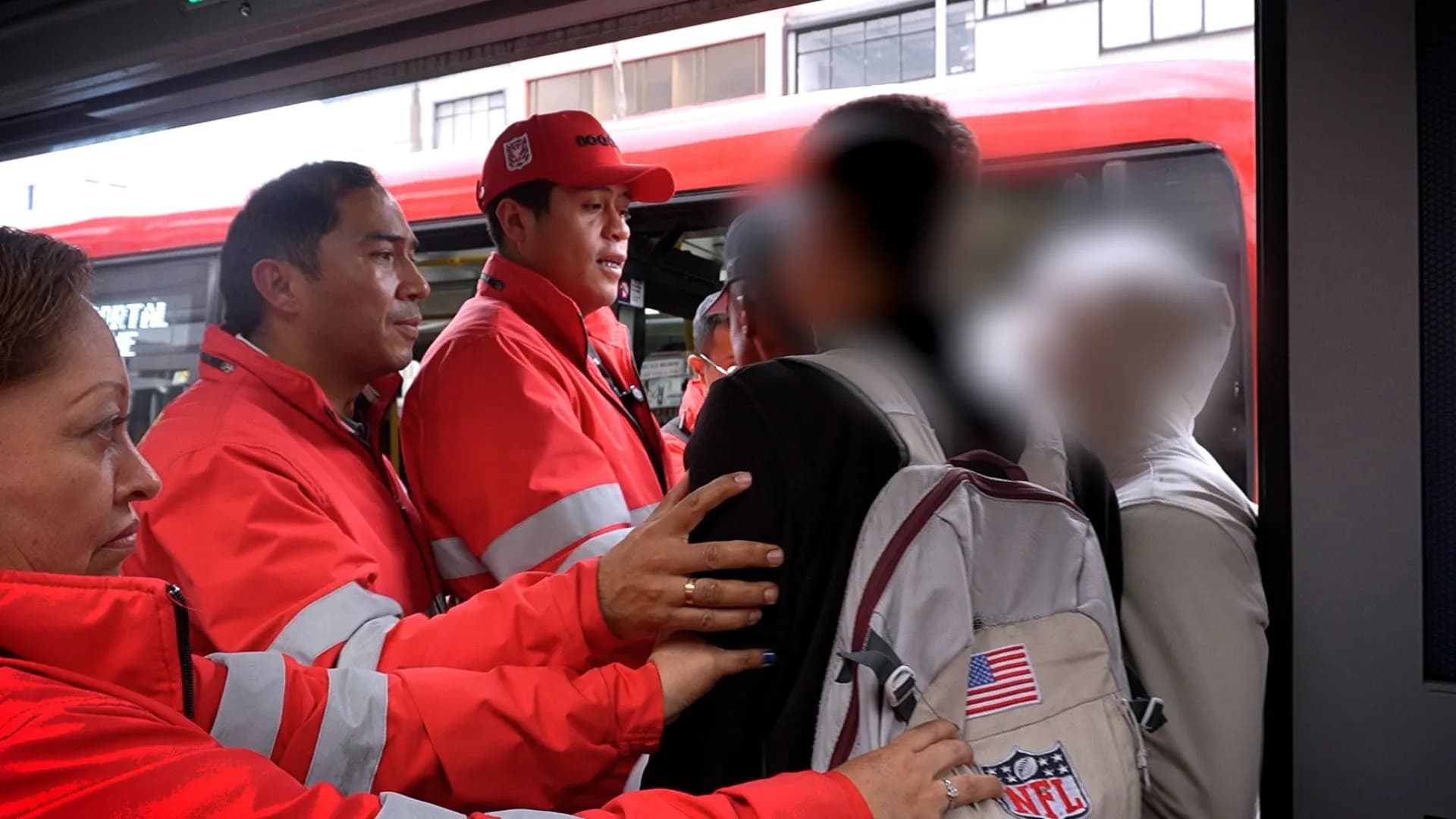Autoridades desplegan operativo masivo en la Caracas de TransMilenio e incautan armas blancas