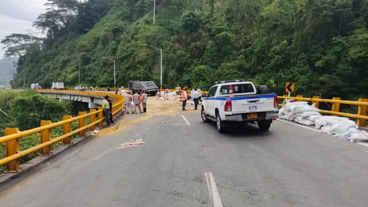 Mujer muere en fuerte choque en la vía a Palmitas de Medellín