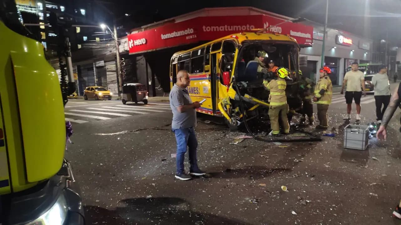 Choque entre dos buses en el centro de Medellín deja 10 heridos y un conductor atrapado