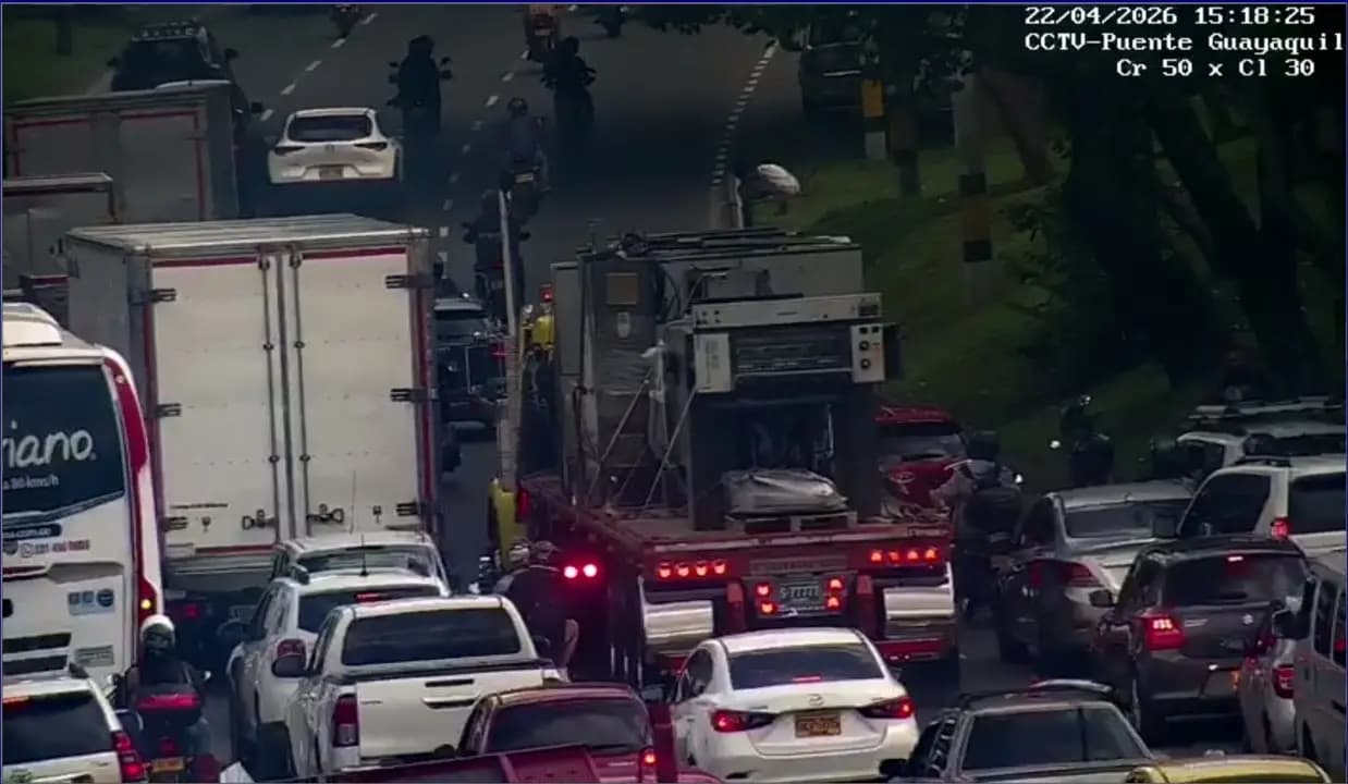 Tractomula varada causa caos en la Autopista Sur: más de 2 horas de trancón