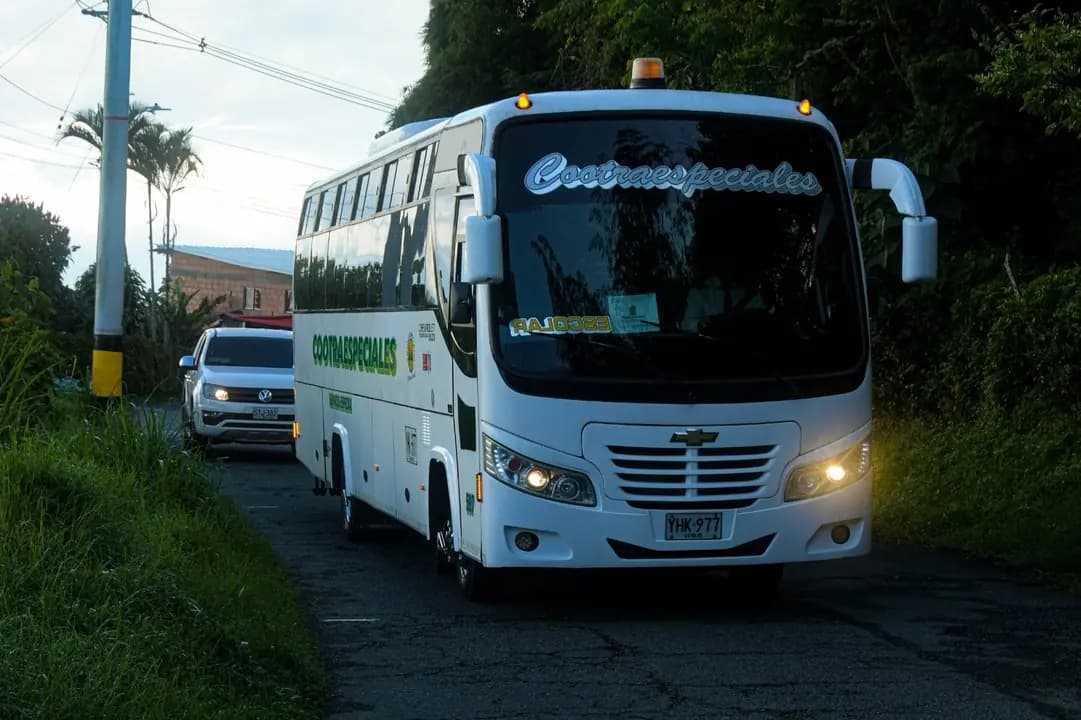 Más de 10 mil estudiantes de Medellín viajan seguros al colegio con transporte escolar
