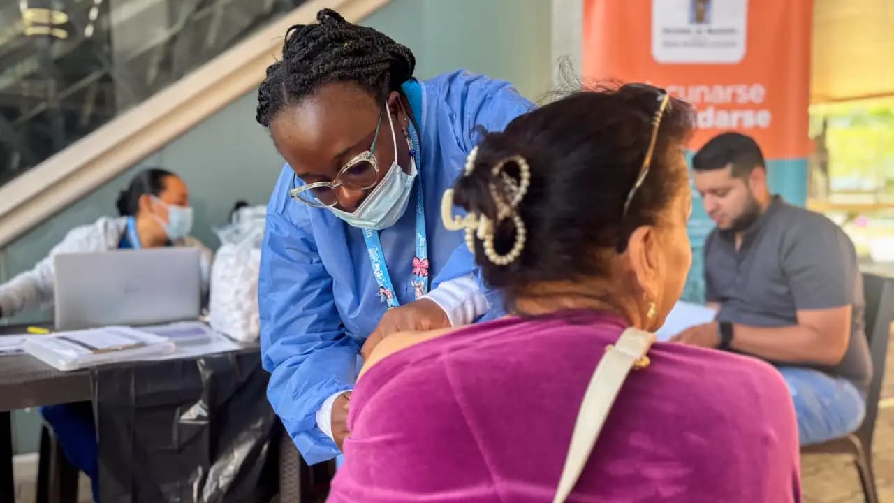 Medellín abre 80 puntos de vacunación este sábado para completar esquemas de inmunización