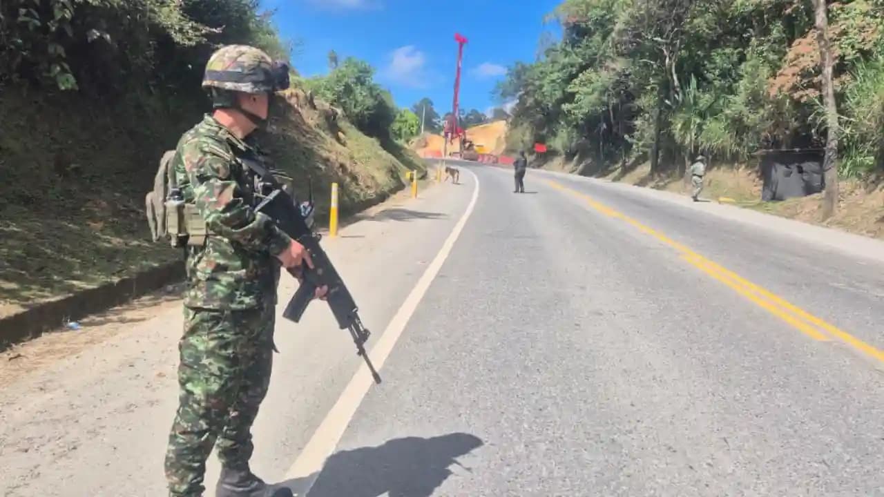 Hallan explosivos ocultos en alcantarillas de la vía Panamericana en Cauca