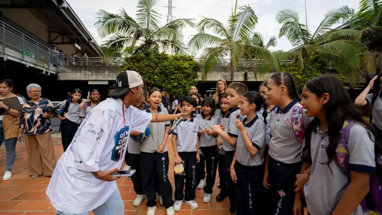 En Medellín, jóvenes usan el arte para enfrentar las violencias sexuales en colegios